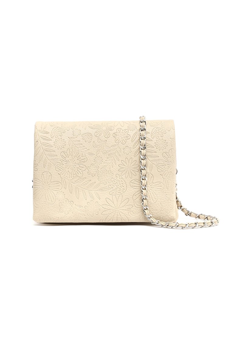 Borsa color crema con design floreale in rilievo, di forma rettangolare e con tracolla in catena argentata. La superficie testurizzata aggiunge profondità.