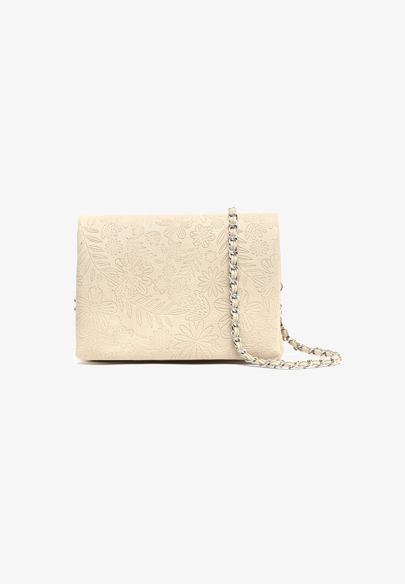 Borsa color crema con design floreale in rilievo, di forma rettangolare e con tracolla in catena argentata. La superficie testurizzata aggiunge profondità.