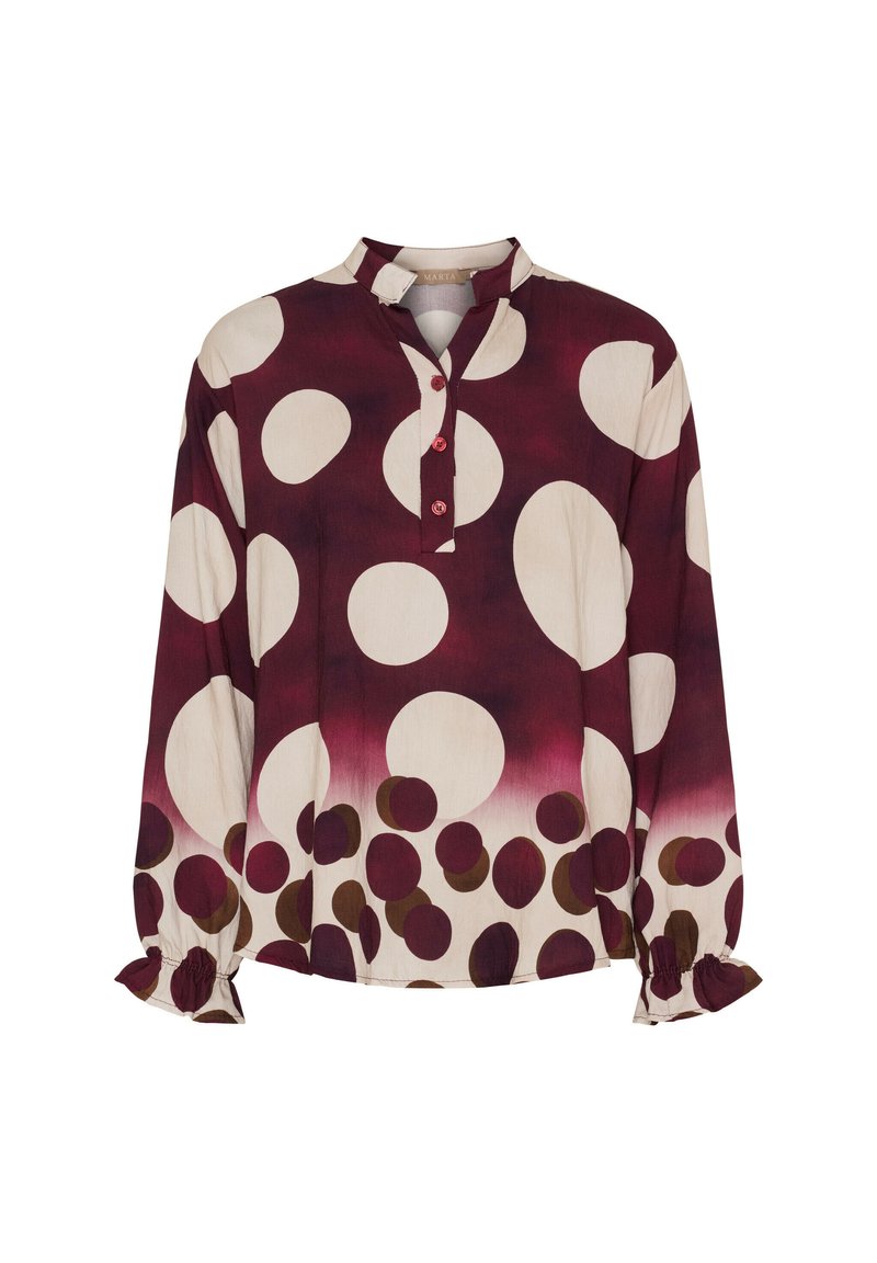 Blus med långa ärmar i bordeaux och krämfärgade stora prickar, bruna mindre prickar nära fållen, knappad krage och volang i ärmsluten.