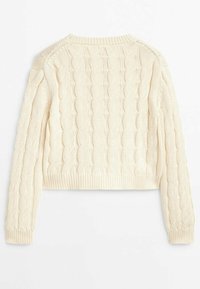 Pull en maille torsadée crème, au design court, avec des poignets et un ourlet côtelés. Texture douce avec des motifs en torsade prononcés tout au long.
