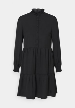Černé dlouhé šaty s dlouhým rukávem vyrobené z hladké látky, s volánkovým límcem, zapínáním na knoflíky a sukní s efektem vrstvení a nabíranými detaily.