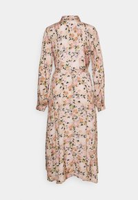 Robe longue à manches longues florale en pêche clair avec des motifs floraux multicolores, col et taille cintrée pour une silhouette ajustée.
