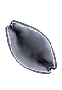 Neceser gris con cremallera y una textura exterior suave, que presenta un interior forrado en gris claro. El diseño abierto revela un espacio amplio y sin forma definida.