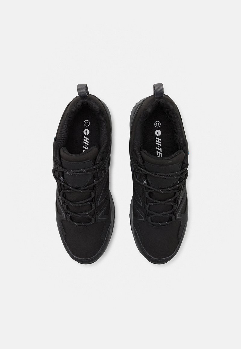 Schwarze Sportschuhe mit einem synthetischen Obermaterial, Schnürverschluss, gepolstertem Kragen und Gummisohle. Größe 41 im Inneren aufgedruckt.