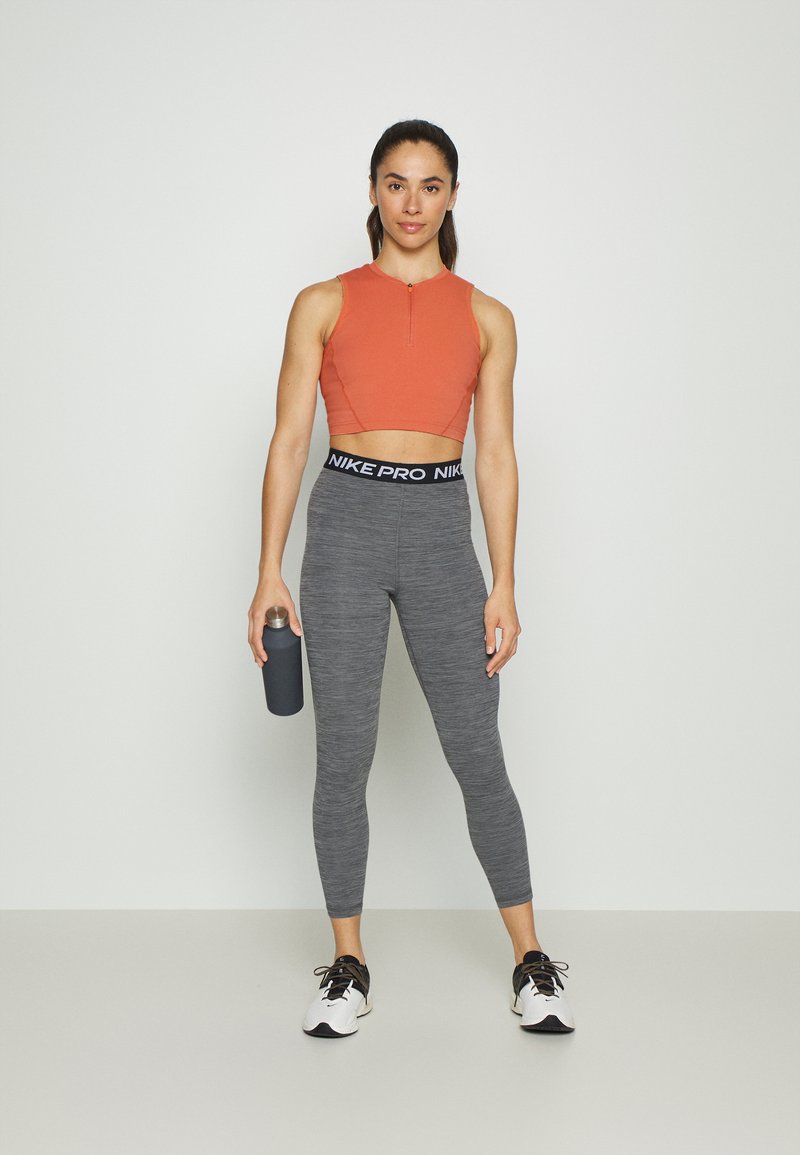 Damen Sportbekleidung | Nike Performance CROP TANK Top madder root/orange - QV17824 Damen Sportbekleidung | Nike Performance CROP TANK Top madder root/orange - QV17824