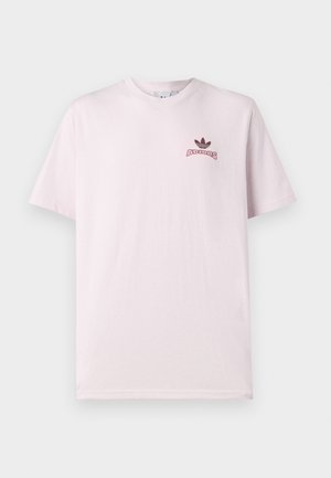 Hellrosa T-Shirt mit kurzen Ärmeln mit kleinem dunkelrosa Adidas-Trefoil-Logo und Schriftzug auf der linken Brust.