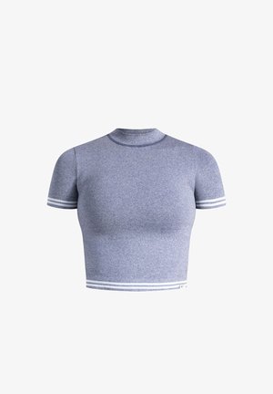 Geschnittenes Sportoberteil aus meliertem blauen Stoff mit kurzen Ärmeln, hohem Ausschnitt und weißen Streifenakzenten an Ärmeln und Saum.
