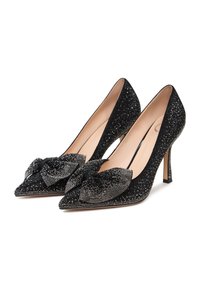 Décolleté nere con tacco alto coperte di scintillanti strass, con un evidente fiocco sul davanti. Design a punta e sottile tacco a stiletto.