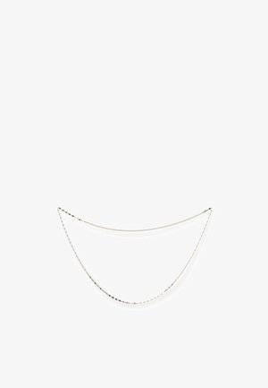 Delikatny złoty naszyjnik z dwoma cienkimi łańcuszkami, jednym gładkim i jednym z małymi, krzyżowymi ogniwami, prezentowany na białym tle.