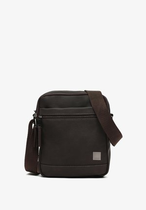 Bolso de mensajero de cuero marrón con una textura suave, compartimentos con cremallera y una correa de tela marrón oscura. Presenta un pequeño logo en la parte frontal.