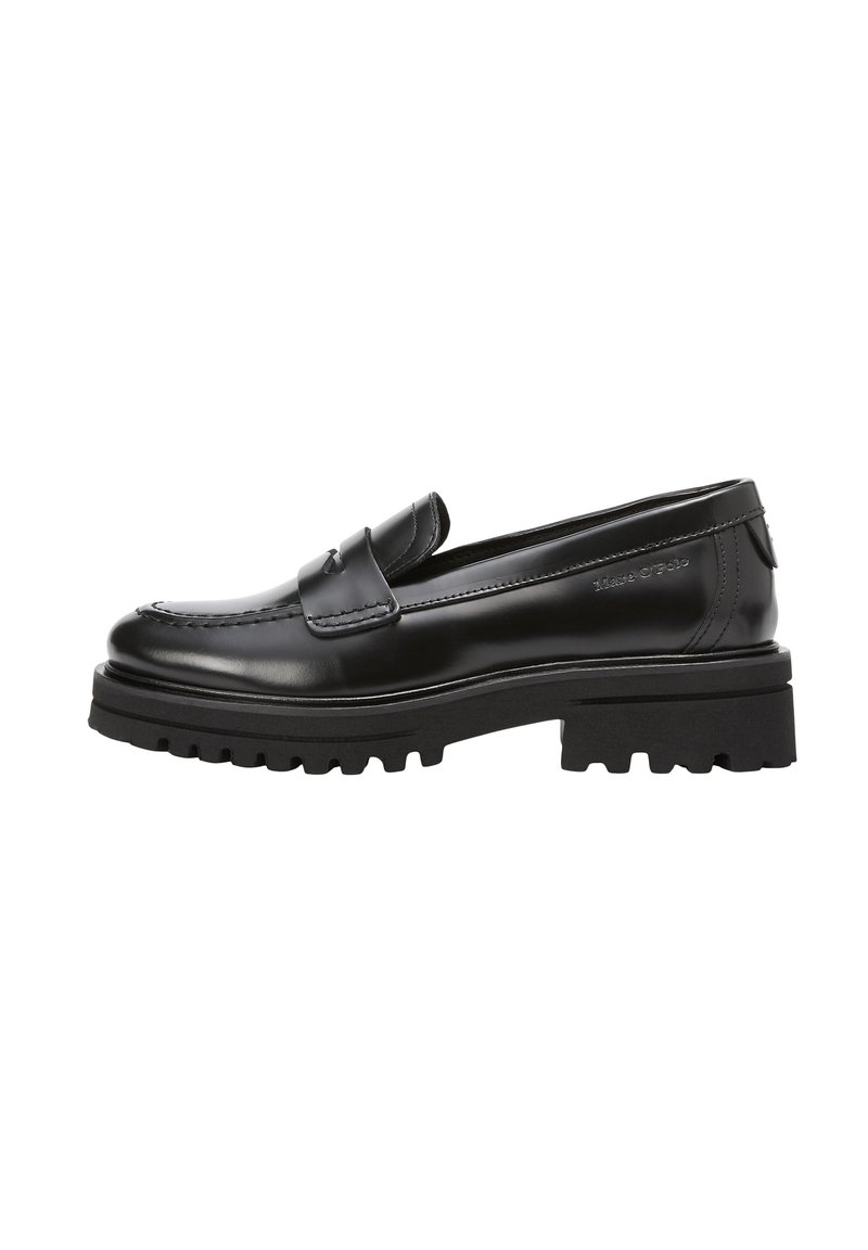 Mocasin de cuero negro con suela gruesa y detalle de costura, logo en relieve en el lateral y tira de penny en el empeine.