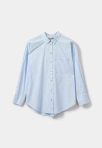 Cămașă butonată de culoare albastru deschis, fabricată din bumbac. Prezintă un guler ascuțit, un buzunar pe piept și mâneci lungi cu manșete butonate. Împunsă la partea de jos.