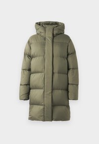 Lang, olijfgroen gewatteerd winterjack met grote capuchon en horizontale quilt, recht van voren afgebeeld op een witte achtergrond.