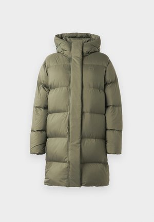 Longue doudoune hiver verte olive avec grande capuche et matelassage horizontal, présentée de face sur un fond blanc.