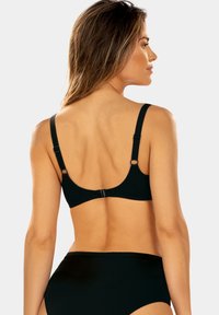 Czarny stanik bikini z prążkowanej tkaniny z regulowanymi ramiączkami i zapięciem na haczyk z tyłu, w komplecie z dopasowanymi prążkowanymi majtkami, które mają gładki fason.