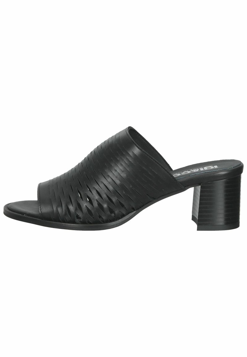 Mules noires à talons avec un design tissé, dotées d'une large bride et d'un bout ouvert. Le talon est de hauteur moyenne avec une texture striée.