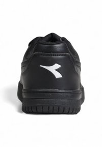 Scarpa sportiva nera con tomaia in pelle liscia e suola in gomma, con un accento del logo bianco sul lato e un tallone testurizzato.