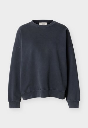 Tummanharmaa, pitkähihainen pyöreäkauluksinen collegepaita joustinneuloksilla hihansuissa ja helmassa, jossa on hillitty kohopainettu logo rinnassa.