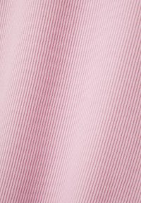 Ljusrosa ribbad tyg med smala vertikala ränder. Mjuk textur med en lätt lyster, lämplig för kläder eller textilier.