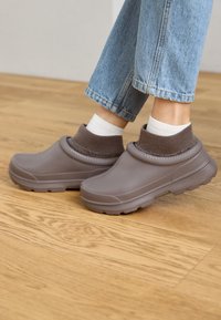 Unselected, thunder cloud