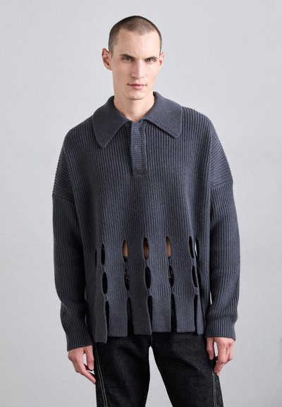 Dunkelgrauer gestrickter Pullover mit großem Kragen, kurzem Knopfverschluss und breiten vertikalen Ausschnitten am unteren Saum.