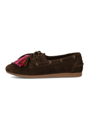 Mocassin en daim marron avec des lacets latéraux et des pompons décoratifs roses et rouges à l'avant, avec une semelle plate marron clair.
