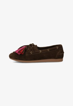 Mocassin en daim marron avec des lacets latéraux et des pompons décoratifs roses et rouges à l'avant, avec une semelle plate marron clair.