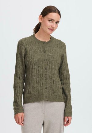 Oliivinvihreä neulecardigan, jossa on teksturoidut kuviot, pyöreä pääntie ja nappisulku. Pitkät hihat ja resorit täydentävät muotoilua.