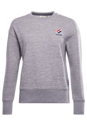 Szara bluza z długim rękawem i okrągłym dekoltem, z prążkowanymi mankietami i dołem, z czerwono-granatowym logo Superdry na lewej piersi i szwie bocznym.