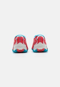 Scarpe sportive rosse e blu con tomaia in mesh strutturato, colletto imbottito, suola in contrasto e un unico motivo di battistrada per una migliore trazione.