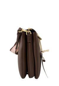 Borsa in pelle marrone con un design strutturato, dotata di accessori in oro, una tracolla con motivo e una superficie morbida. La vista laterale mette in evidenza la profondità.