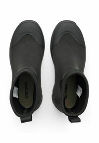 Botas de tobillo impermeables negras con un acabado suave y texturizado, punta redondeada, paneles laterales elásticos y lengüeta en el talón para facilitar su uso.