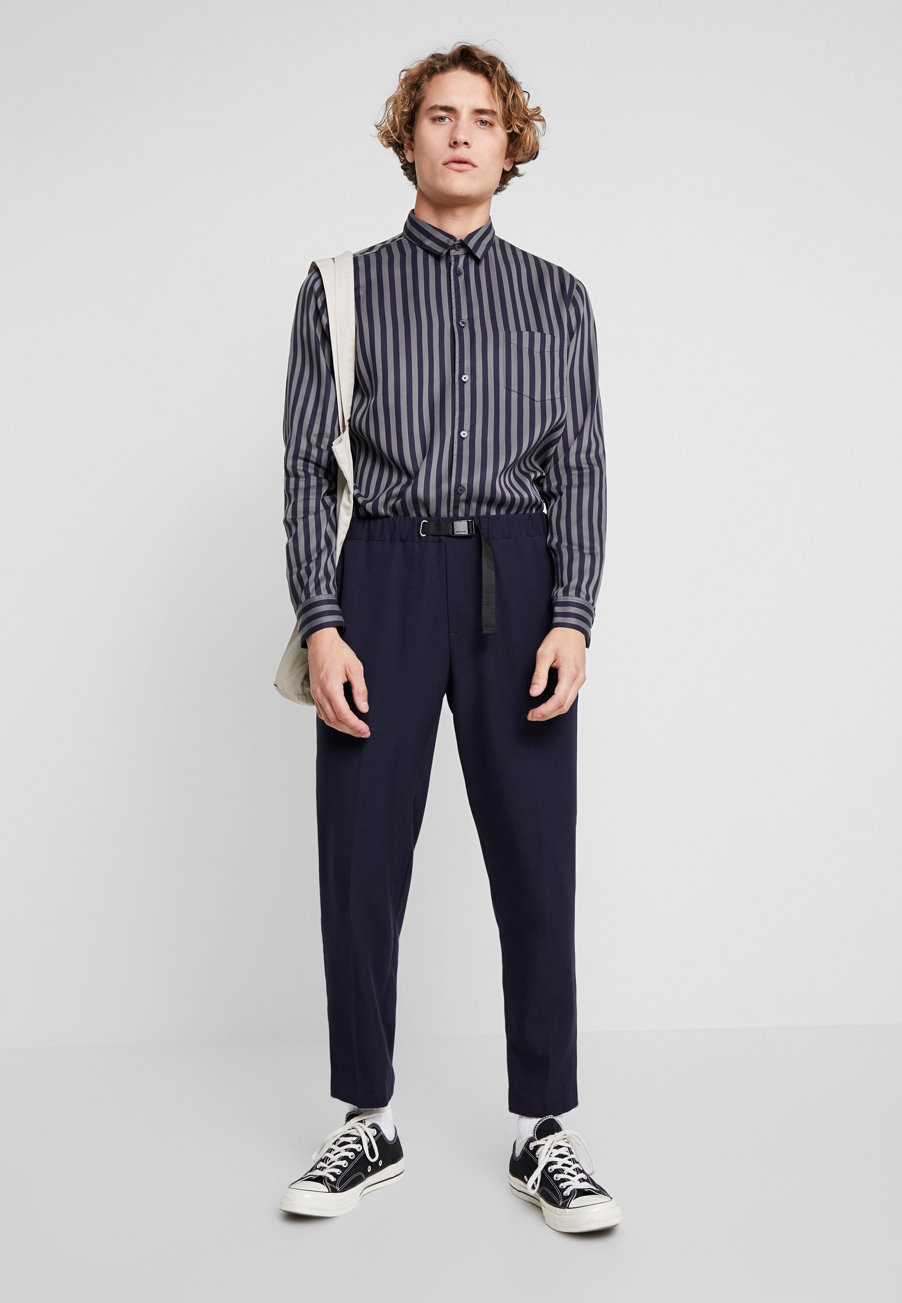 Samsøe Samsøe AGNAR TROUSERS Bukse night skymørkeblå Rosa DRYKORN Stripete gensere til dame og herre | Zalando.no