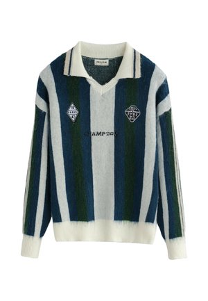 Pull en tricot à manches longues avec des rayures verticales bleues, vertes et blanches, col blanc et écussons indiquant "Paris 1947" et "Champion".