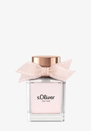 Flacon de parfum en verre transparent avec bouchon en or rose, liquide rose pâle à l'intérieur, et un ruban rose attaché autour du col, étiqueté "s.Oliver for her."