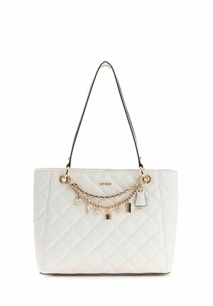 Weiße gesteppte Handtasche mit goldener Kette und Charme-Details, schwarzen Schulterriemen und "Guess"-Logo auf der Vorderseite.