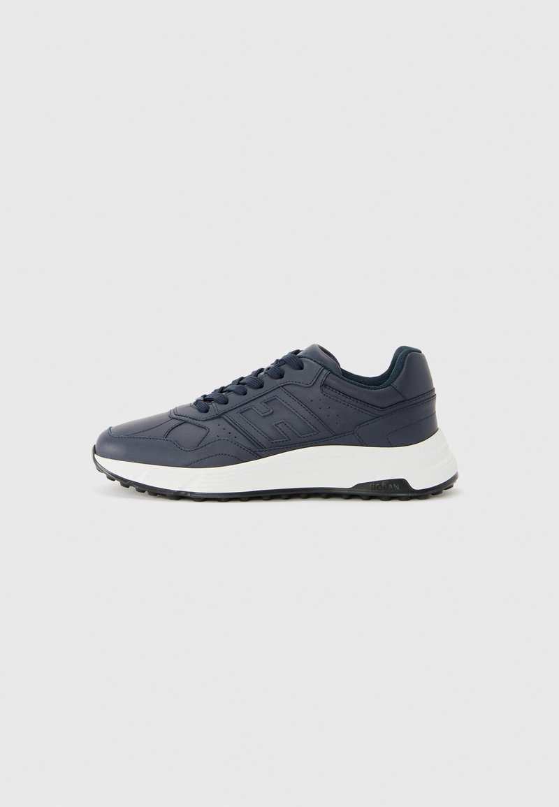 Sneaker blu navy con suola spessa bianca, chiusura con lacci, collare della caviglia imbottito e suola testurizzata per una maggiore aderenza.
