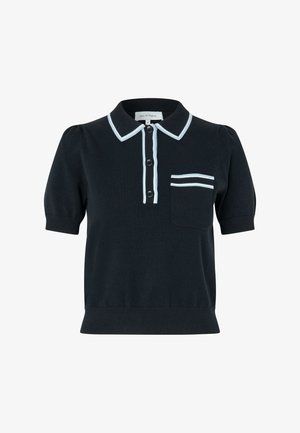 Juoda trumpomis rankovėmis megzta polo marškinėliai su baltu apvadu ant apykaklės, sagų juostos ir krūtinės kišenės. Priekyje trys juodos sagos.