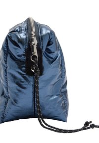 Metaliczna niebieska torba puchowa o błyszczącej, teksturowanej powierzchni. Posiada srebrny zamek, czarne akcenty oraz detal związywania.