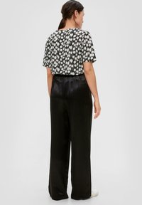 s.Oliver BLACK LABEL MIT FALTENAUSSCHNITT - Bluse - schwarz