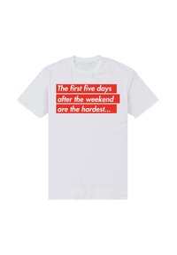 Camiseta de algodón blanca con un texto rojo en negrita que dice: "Los primeros cinco días después del fin de semana son los más difíciles..."