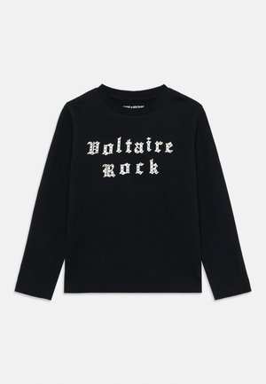 Langermet svart t-skjorte laget av bomull, med hvit gotisk stil tekst "Voltaire Rock" over brystet. Klassisk rundhalsdesign.