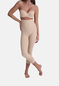 Body beige senza spalline e leggings a metà polpaccio, materiale morbido, design senza cuciture, forma sagomata, silhouette aderente, senza chiusure visibili.