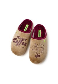 Zapatillas de casa de color beige con forro burdeos, con el texto "Café de la Mañana" y una taza de café de dibujos animados con brazos y piernas, sonriendo.