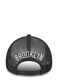 Schwarze Mesh-Snapback-Cap mit runder Krone und weißem gesticktem "BROOKLYN"-Text auf der Rückseite. Verstellbarer Riemen auf der Rückseite.