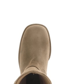 Beige suède enkelboot met een ronde neus, gestikte details langs de rand en een gladde textuur.