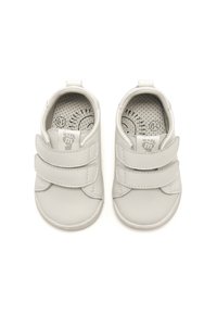 Zapatos de cuero gris con tiras de velcro, punta redondeada y plantillas perforadas. Textura suave con acentos mínimos.