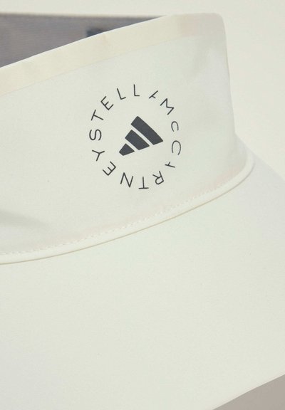 Cappellino bianco con visiera, caratterizzato da un logo circolare nero con tre strisce, realizzato in tessuto leggero con una texture liscia.