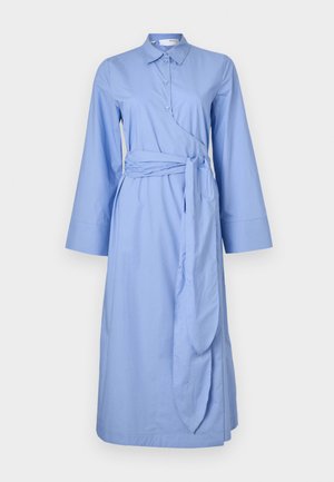 Mėlyna medvilninė suknelė su apykakle, ilgomis rankovėmis, apvyniota dizainu ir pririšta juosta juosmenyje, pasižyminti lygiu paviršiumi.