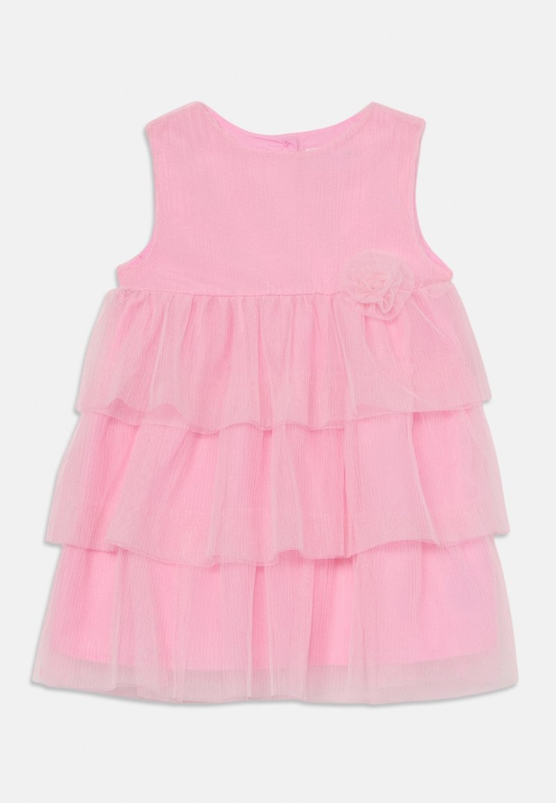Robe rose sans manches pour tout-petit avec jupe en tulle à trois couches et une petite fleur en tissu sur la poitrine.